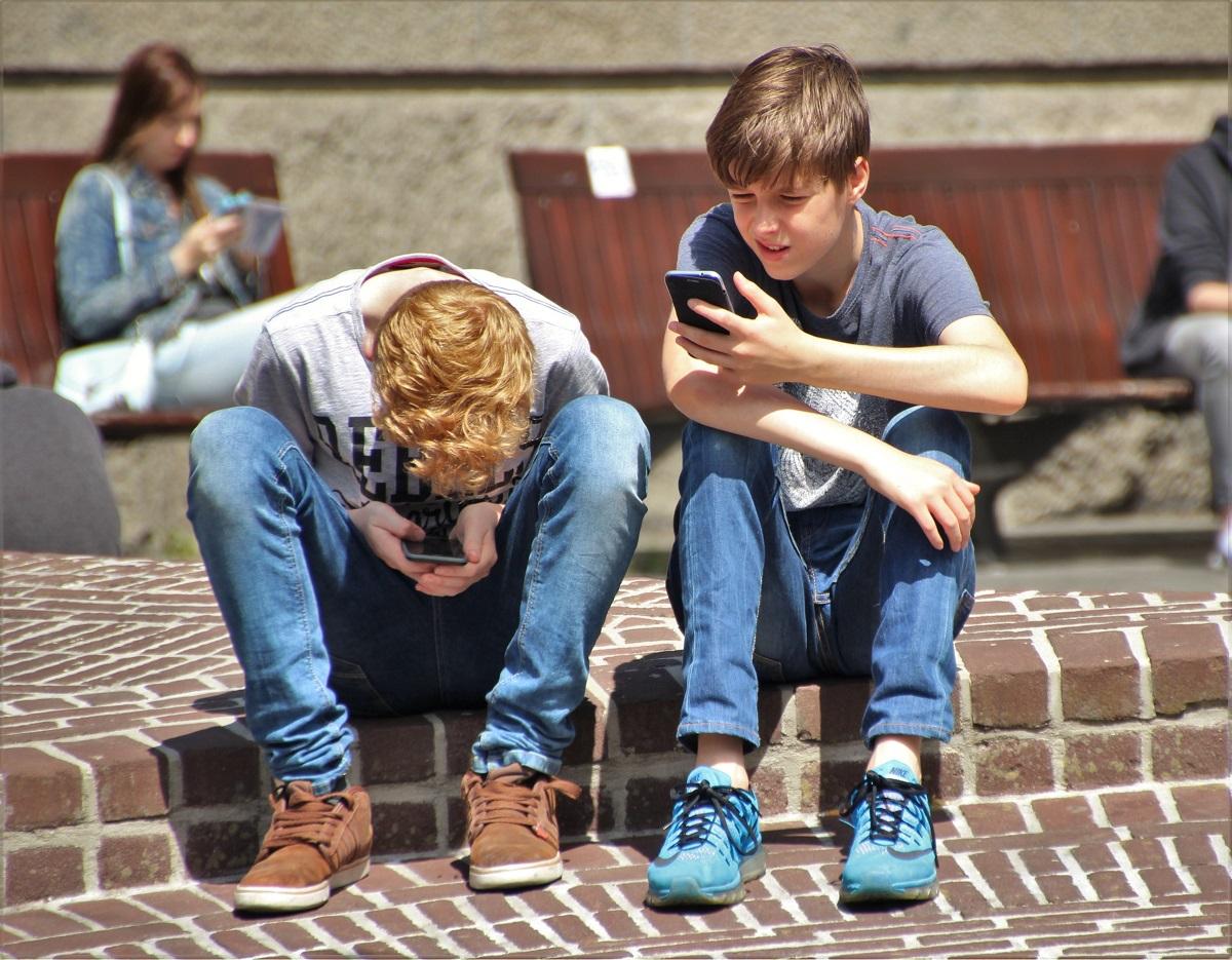 Schüler mit Smartphones