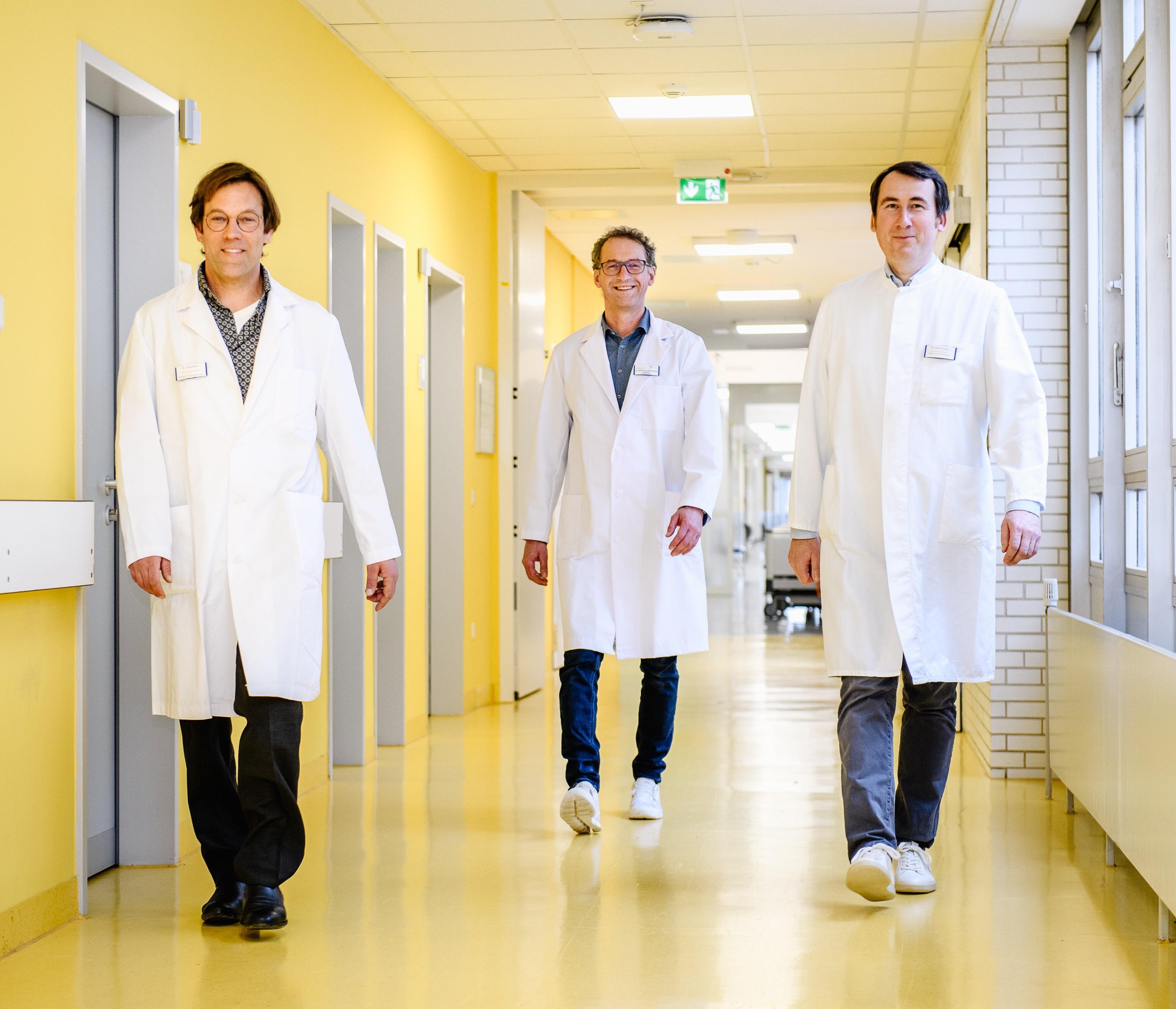 Drei Ärzte in der Belegklinik Heidenheim auf dem Gang